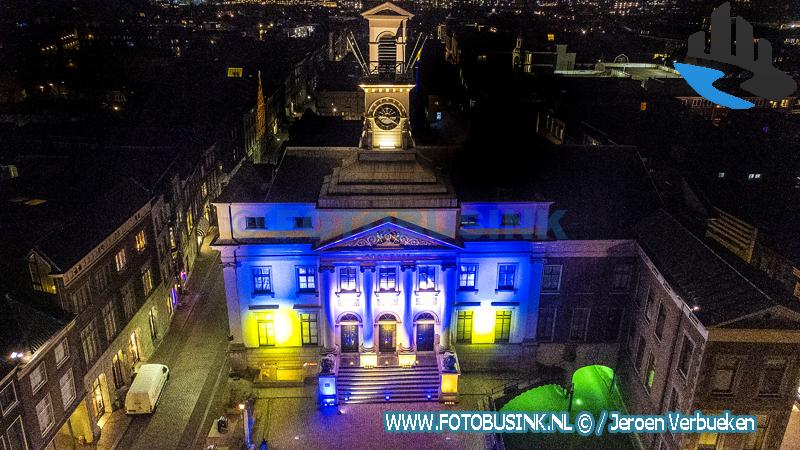 Stadhuis in Dordrecht kleurt blauw-geel voor Oekraïne