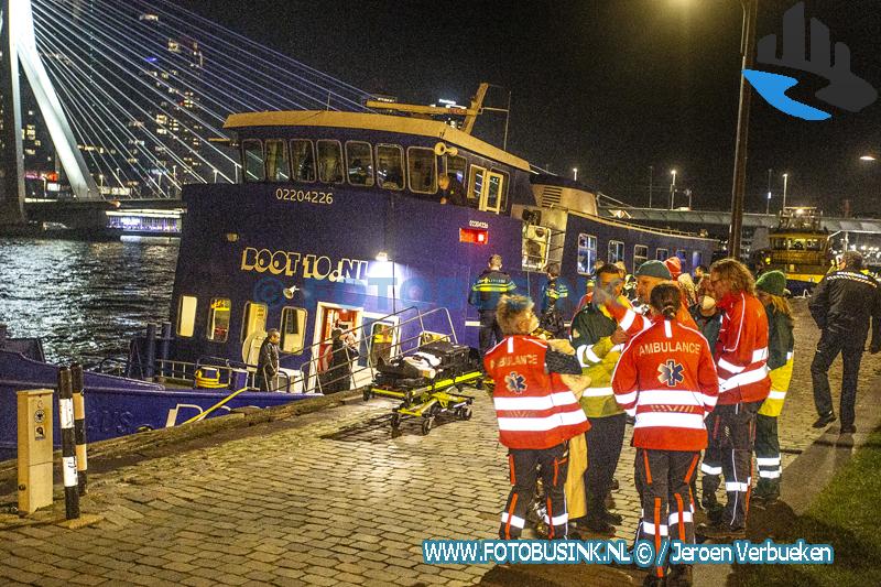 Meerdere passagiers onwel geworden op Partyboot aan de Boompjeskade in Rotterdam