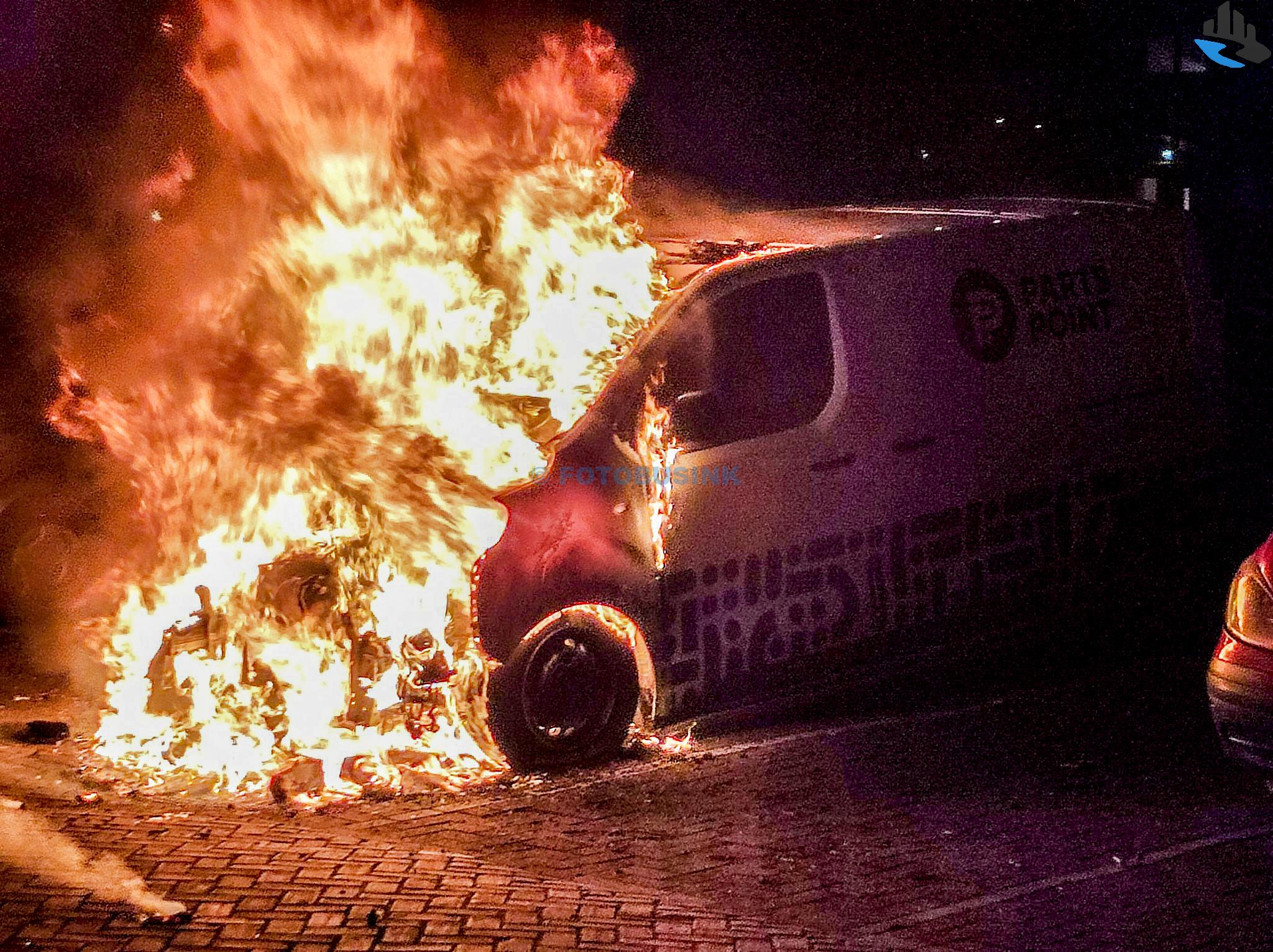 Bestelbus verwoest door brand aan de Nolensweg in Dordrecht