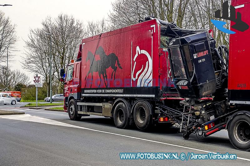 Vrachtwagen verliest kraan aan de Copernicusweg in Dordrecht