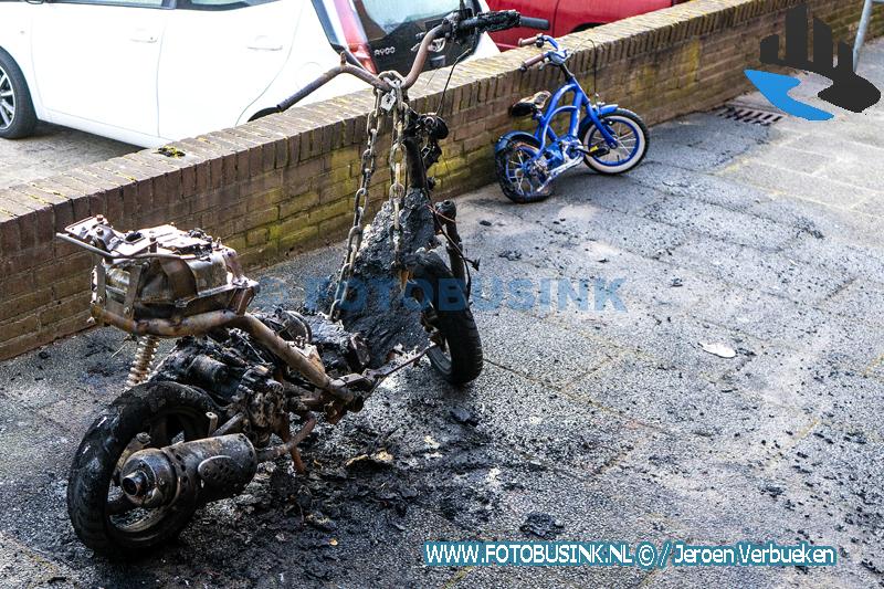 Scooter verwoest door brand aan de Meindert Hobbemastraat in Dordrecht