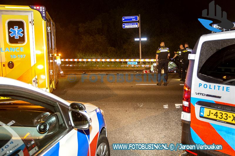 Dode en zwaar gewonde na ernstig ongeval tussen auto en 2 personen op scooter aan de Edisonweg in Alblasserdam
