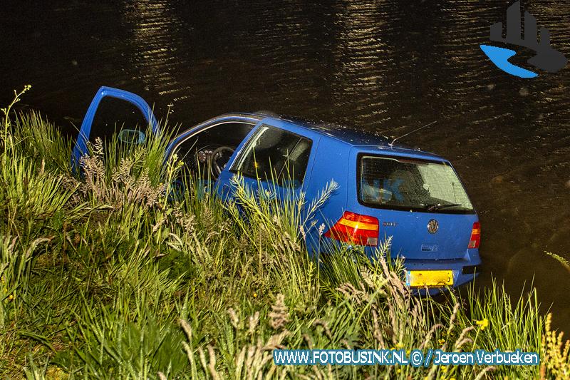 Bestuurder onder invloed belandt met auto in water en raakt gewond aan de Veerweg in Papendrecht
