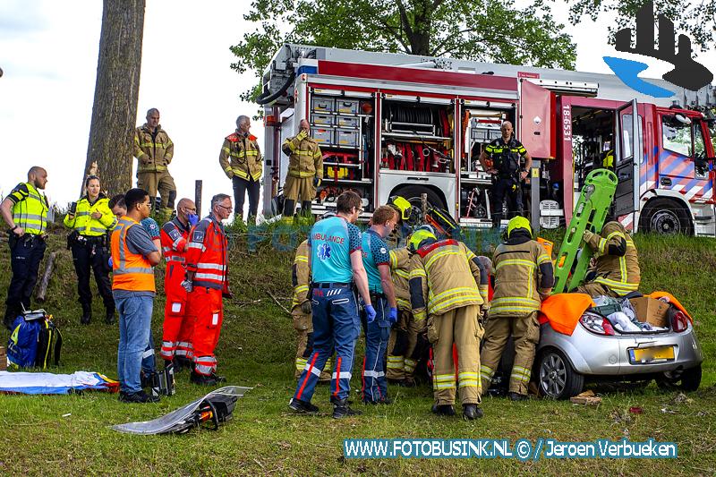Auto rijdt van Zuidendijk in Dordrecht Brandweer bevrijdt bestuurder uit voertuig