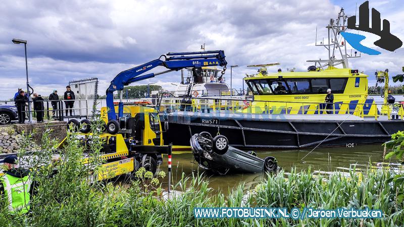 Auto te water bij veerpont Werkendam aan de Provincialeweg in Dordrecht