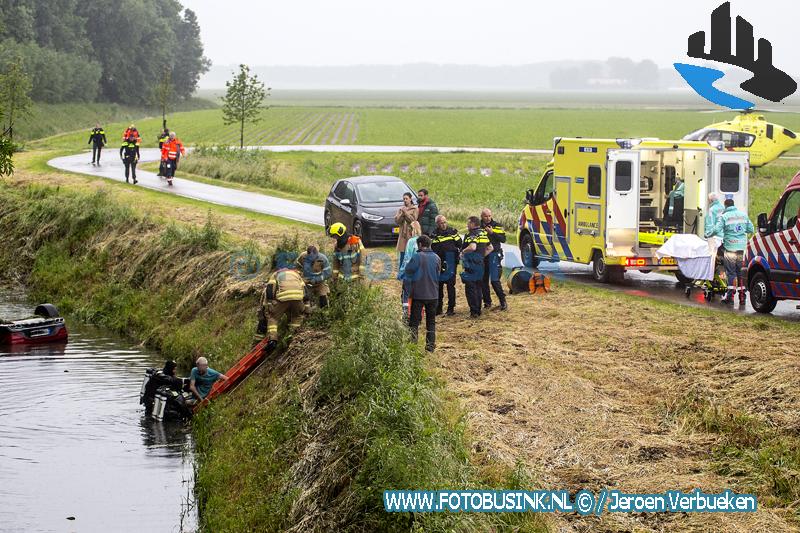 Auto belandt op zijn kop in water, Duikers halen slachtoffer uit water