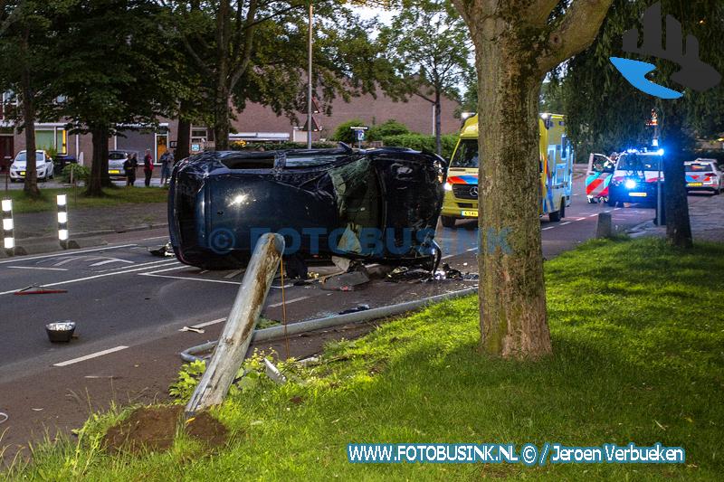 Auto crasht aan de Jagerweg in Dordrecht