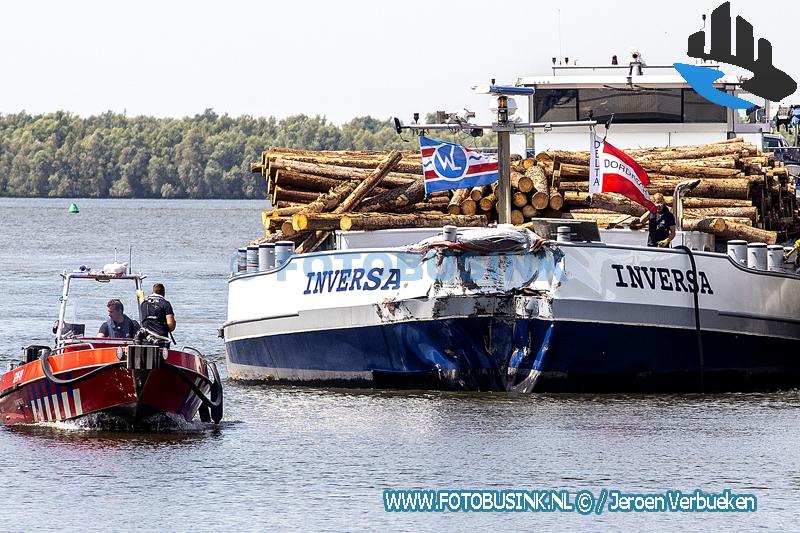 Binnenvaartschepen botsen op de Nieuwe Merwede bij Dordrecht