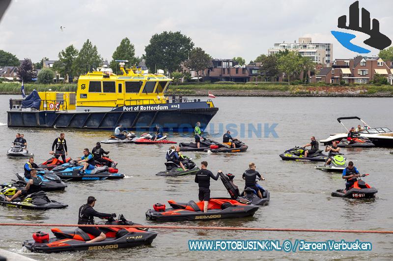Ride-Out 2022 Heel veel waterscooters doen een rondje om Dordrecht