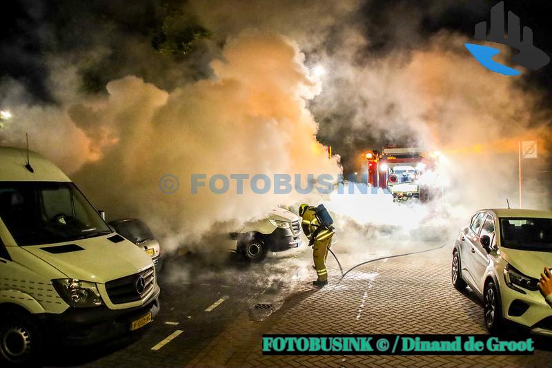 Auto in brand aan de Maasstraat in Alblasserdam