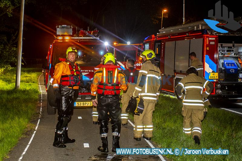 Hulpdiensten met spoed opgeroepen voor een auto te water N480 Nieuw-Lekkerland