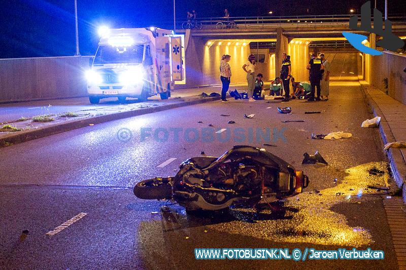 Motorrijder klapt frontaal op betonnen punt tunnel aan de Galileïlaan in Dordrecht