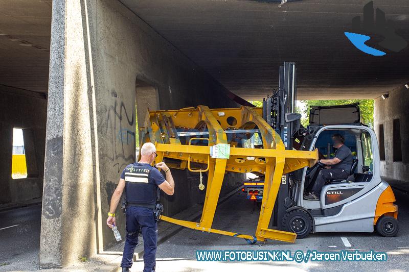 Vrachtwagen te hoog en klapt tegen viaduct aan de Merwedestraat in Dordrecht