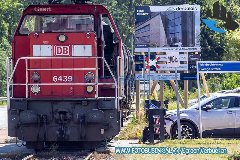 Goederentrein en auto botsen op de Kreekweg in Dordrecht