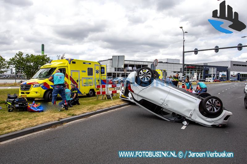 Auto op zijn kop na ongeval aan de Laan der Verenigde Naties in Dordrecht