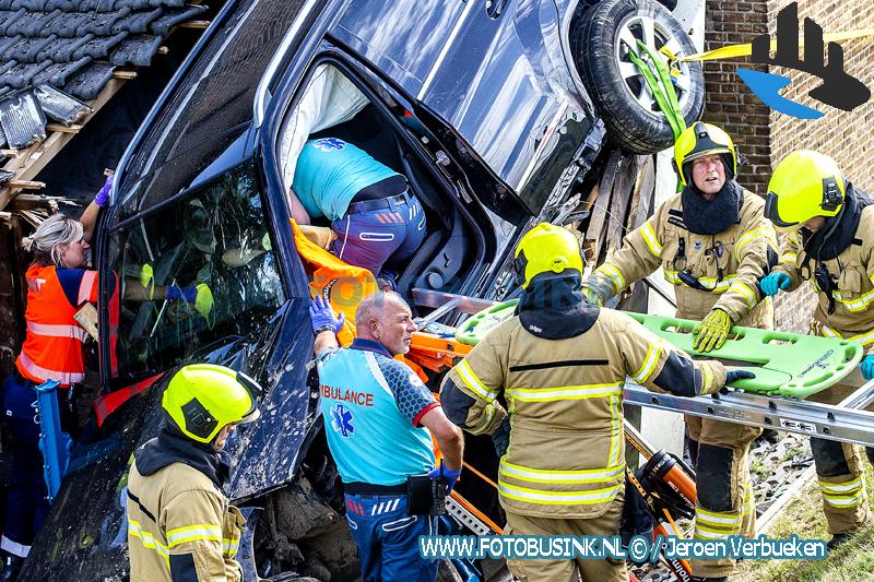 Auto vliegt van dijk en komt beneden op schuur aan de Lekdijk in Nieuw-Lekkerland terecht