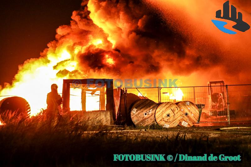 Vlammenzee op bouwterrein bij flinke brand aan de Sportlaan in Strijen