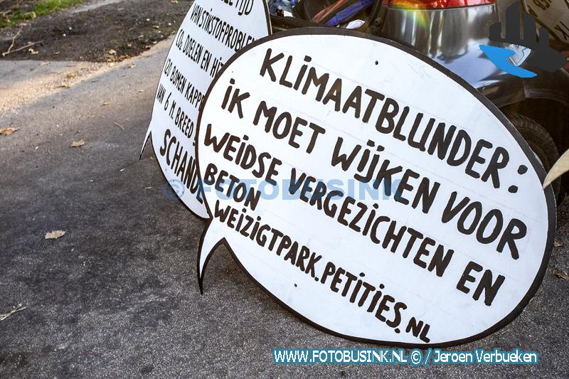 Politie en handhaving beëindigen protestactie tegen kap van bomen in het Weizigtpark in Dordrecht