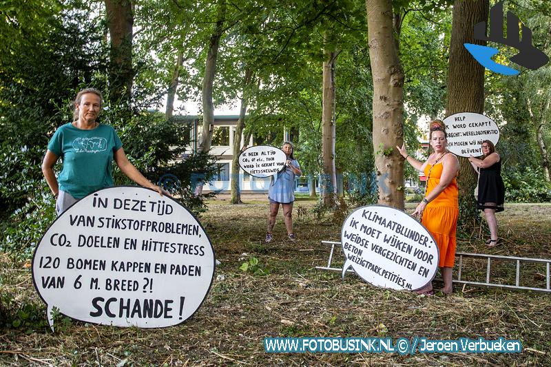 Politie en handhaving beëindigen protestactie tegen kap van bomen in het Weizigtpark in Dordrecht