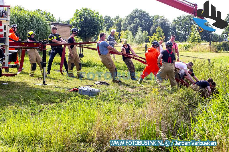 Brandweer Papendrecht en Zwijndrecht redden aan de Munnikensteeg paard uit sloot