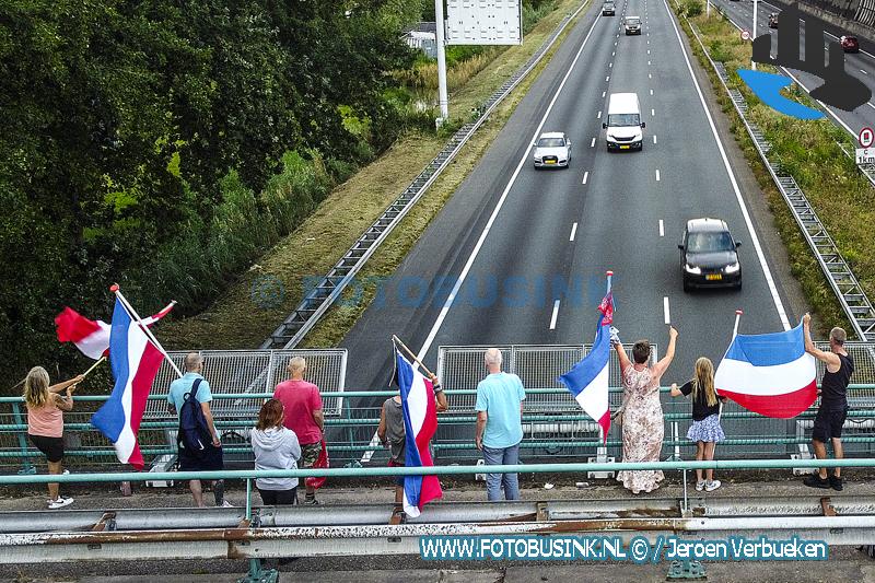 Steeds meer demonstranten met vlaggen op viaduct A16 in Dordrecht