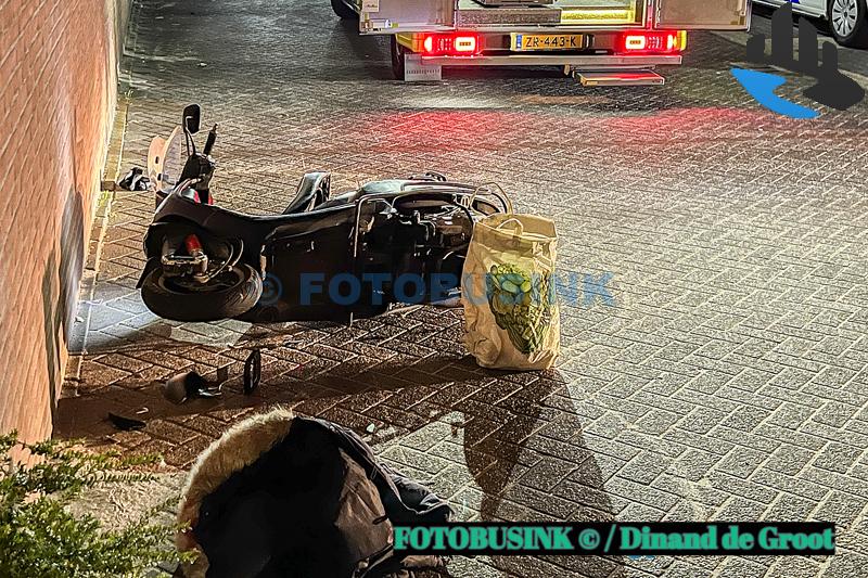 Scooter klapt  frontaal tegen gevel van een bedrijfspand aan de Ketelweg in Papendrecht