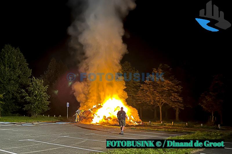 Hooibalen in brand aan de Oosterparkweg in Ridderkerk