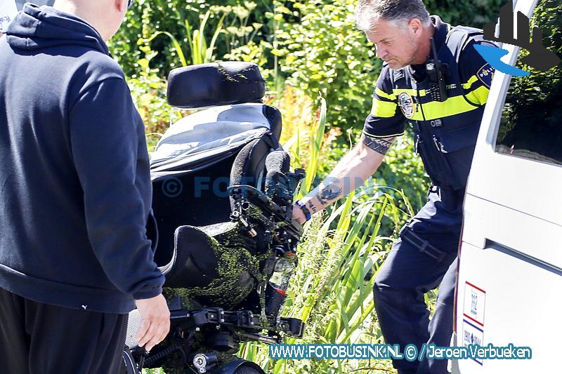 Man raakt met elektrische rolstoel te water aan de Vinkenpolderweg in Alblasserdam