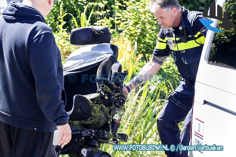 Man raakt met elektrische rolstoel te water aan de Vinkenpolderweg in Alblasserdam