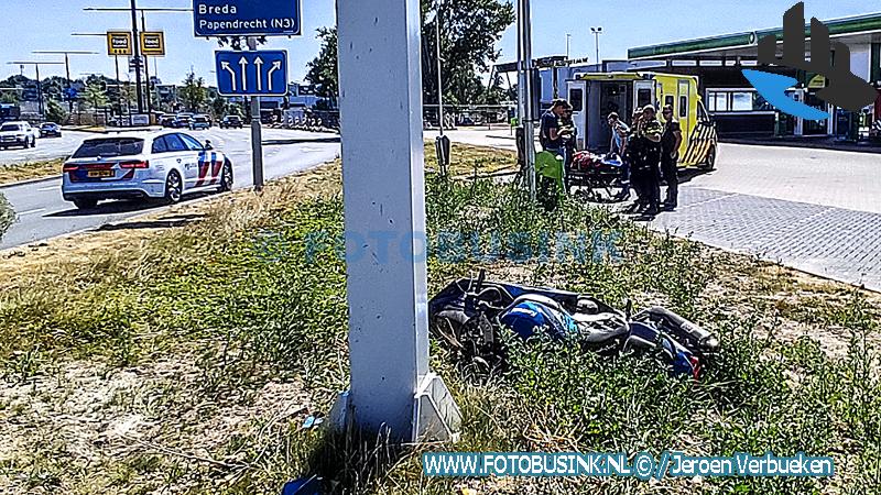 Motorrijder klapt op paal aan de Laan der Verenigde Naties in Dordrecht