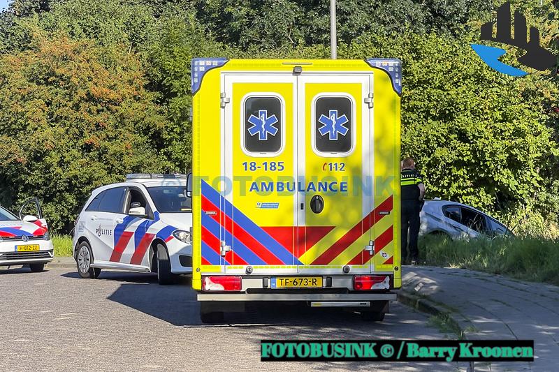 Auto te water Sportlaan Sliedrecht , Andere bestuurder schrikt en ramt vervolgens lantaarnpaal
