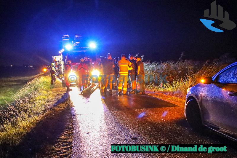 Hulpdiensten opgeroepen voor auto te water aan de Ammerse Kade in Groot-Ammers