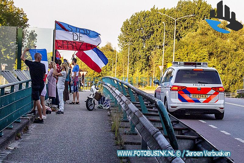 Agenten komen twee keer in de week met een ander verhaal tijdens demonstratie