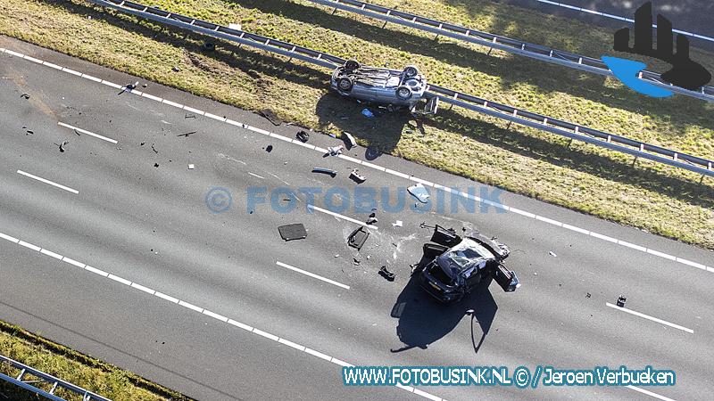 Twee auto’s na ongeval op zijn kop Rijksweg A16 Dordrecht