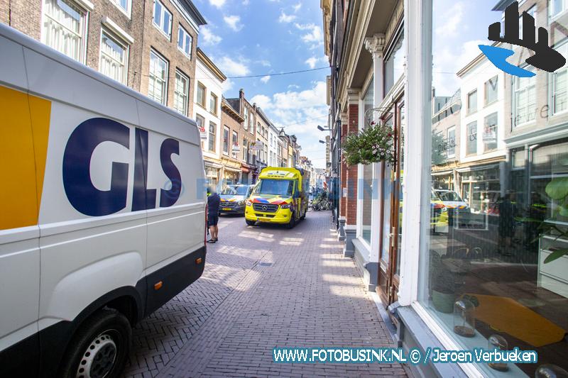 Oude vrouw met rollator op de Voorstraat in Dordrecht aangereden door achteruitrijdende bestelbus