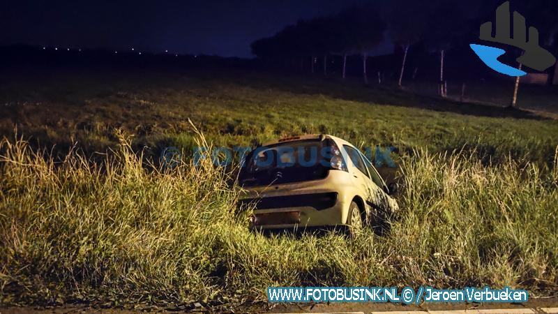 Auto te water na ongeval op de N480 bij Streefkerk