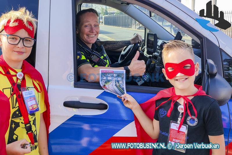 Leerlingen van basisschool Het Palet uit Alblasserdam spreken automobilisten aan op veilig rijgedrag
