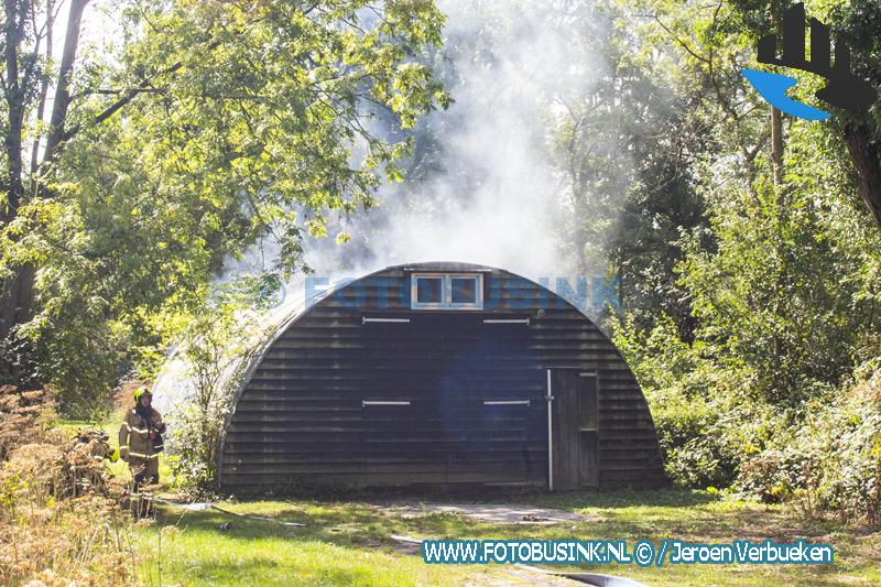 Brandweer maakt middelbrand voor loods in brand aan de Middelweg in Dordrecht