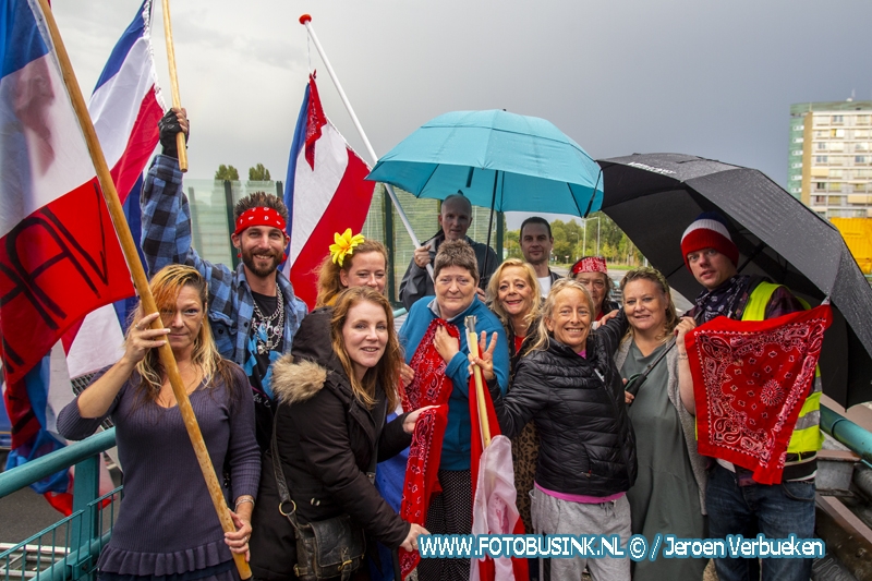 Max van den B brengt vlaggers aan de Simon de Danserweg in Dordrecht een bezoek
