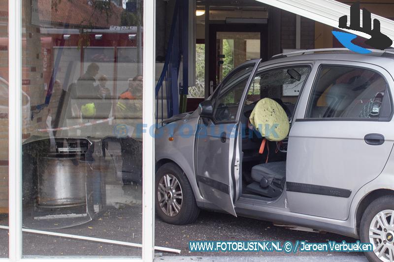 Auto rijdt in Alblasserdam appartementencomplex binnen