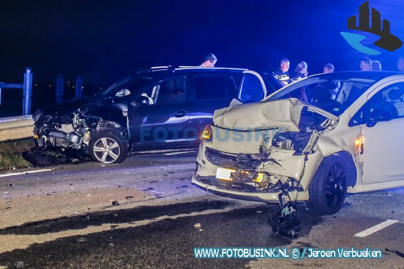 Auto's botsen frontaal op de Veerweg in Papendrecht