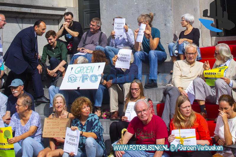 Tientallen demonstranten aanwezig bij bomenkap protest voor het stadhuis van Dordrecht