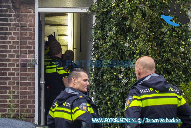 Politie valt woning aan de Camphuijzenstraat binnen na steekincident in Dordrecht