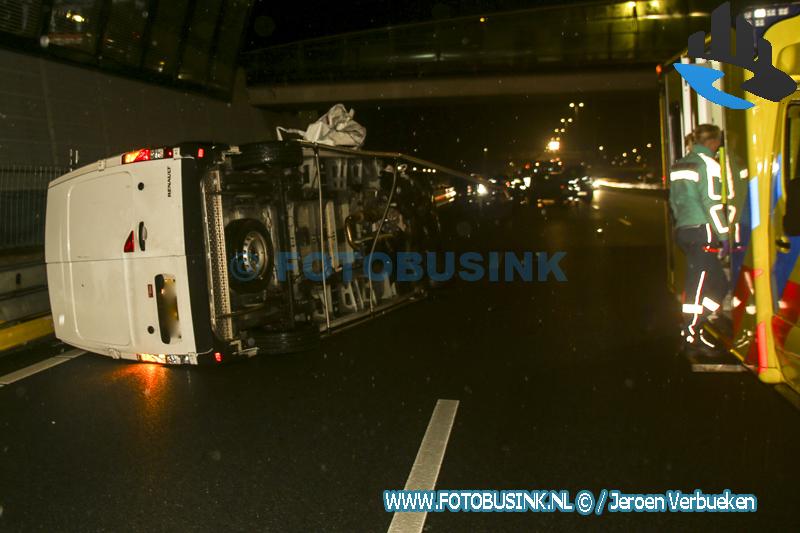 Bestelbus belandt op zijn kant na ongeval op de Rijksweg A16 bij Dordrecht