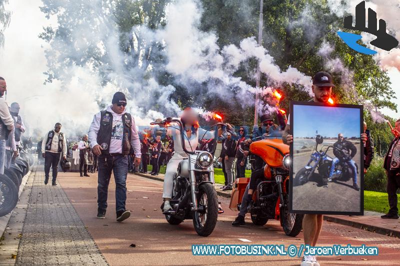 Mooi en waardig afscheid met veel motoren bij uitvaart van geliefde Johnny