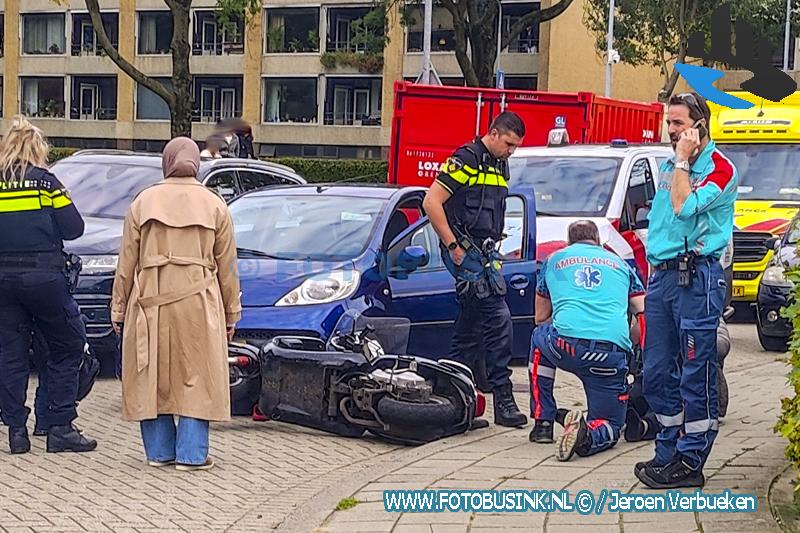 Ongeval tussen personenauto en scooter aan de Spirea in Dordrecht