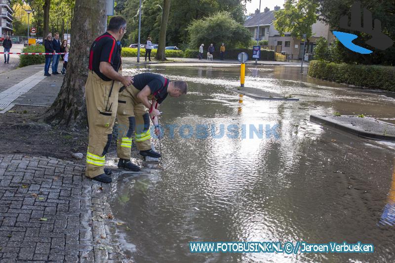 Waterballet aan de Planetenlaan in Dordrecht door leidingbreuk