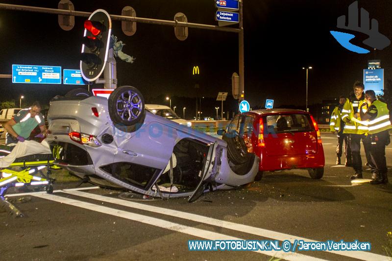 Auto belandt na ongeval op zijn kop op de Randweg N3 in Dordrecht