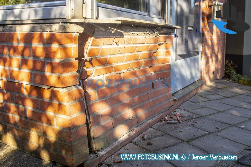 Auto ramt gevel van apotheek aan de Mozartstraat in Gorinchem