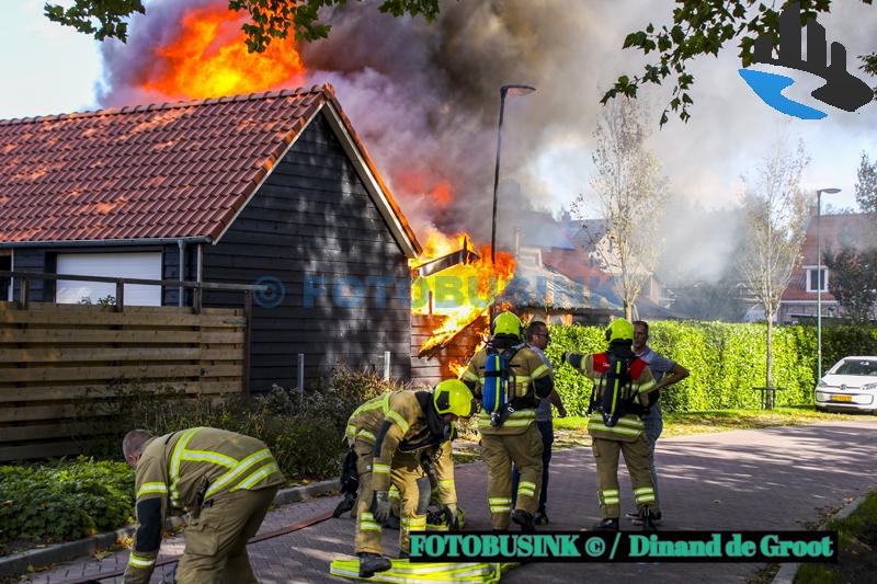 Schuren in brand aan de Dr. van Linden Tolstraat Schelluinen, Brandweer schaalt op naar grote brand